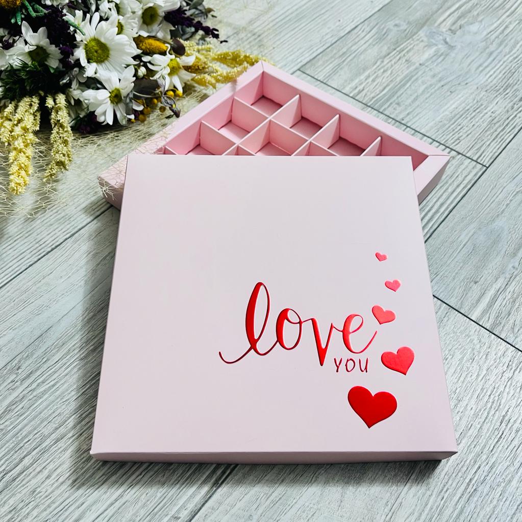 16 Bölmeli Bonbon Çikolata Kutusu Kırmızı Yaldız Love — galeri görseli
